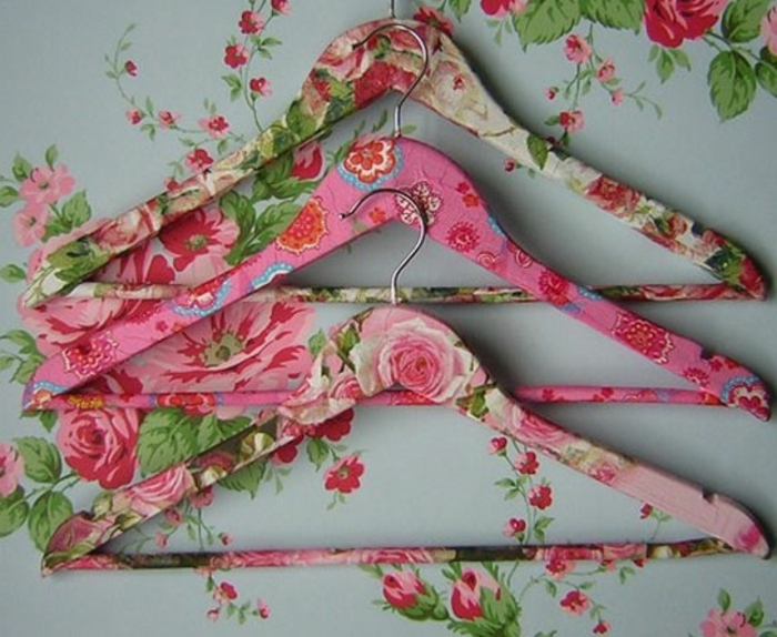 Tässä on kolme kaunista vaatteenpidintä, joissa vaaleanpunaiset lautasliinat ruusuissa