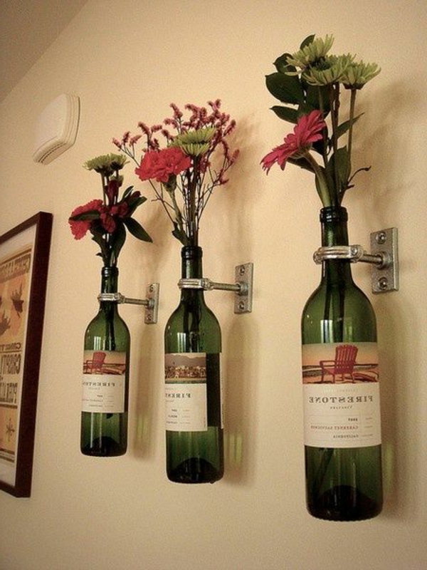 השתמש פרחים ובקבוקי יין כמו קישוט הקיר