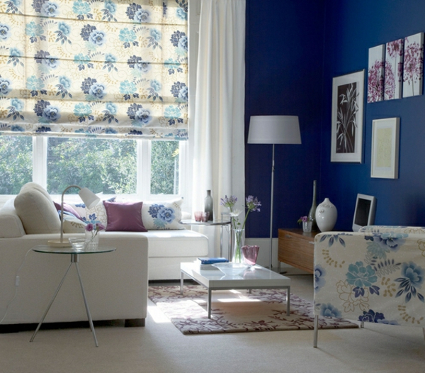 חדר מגורים עם וילונות צבעוניים ותמונות על הקיר