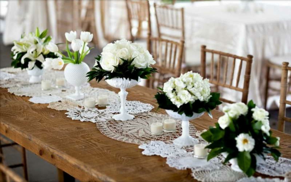 लकड़ी की मेज-फूल डेको-इन-सफेद