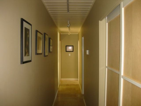couloir en beige avec des images sur le mur