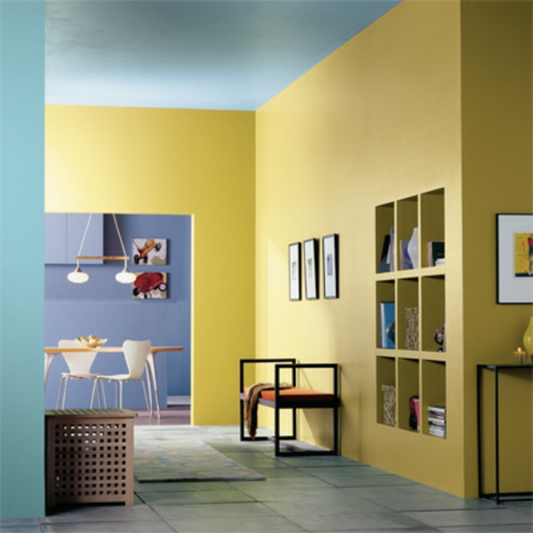 couloir dans un design coloré jaune et bleu