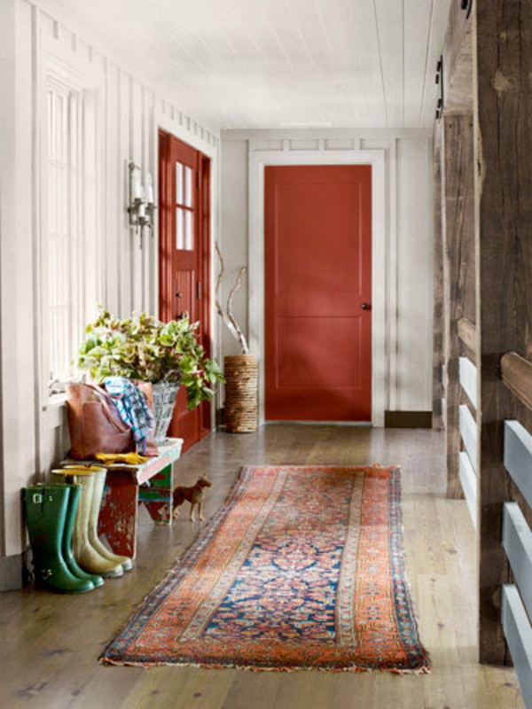 petit couloir avec un design mural blanc et des portes rouges