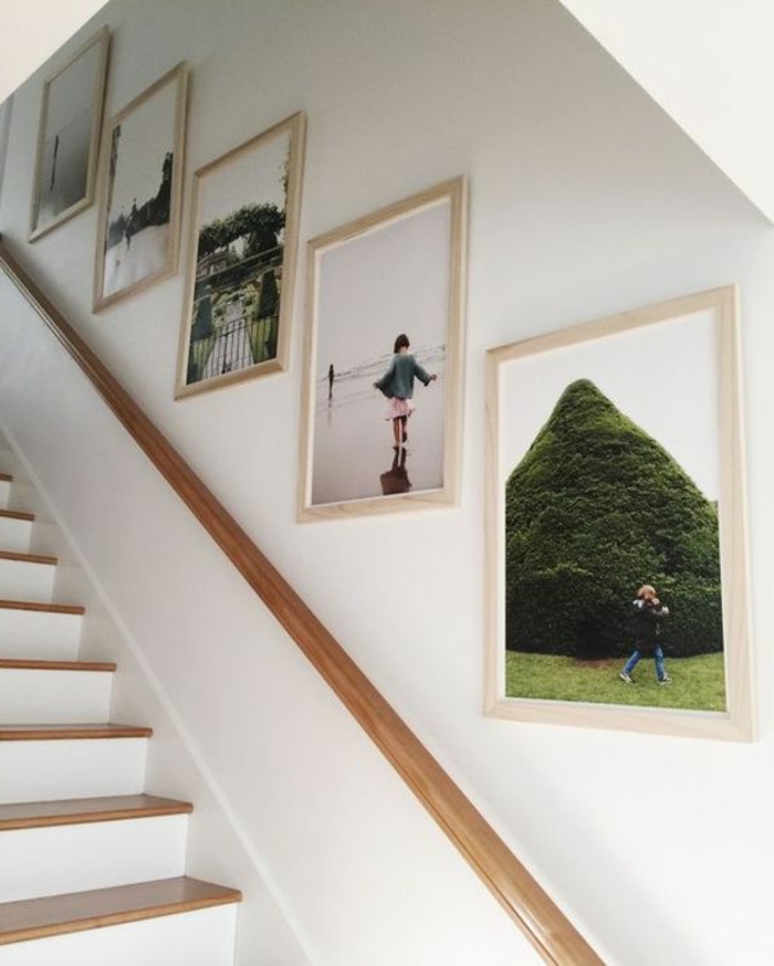 accrocher un ensemble de 5 images dans l'escalier