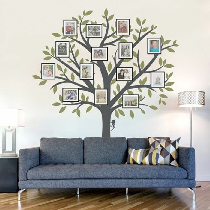 Fotowand-idées-famille d'arbres de-photos-canapé-gris lampe