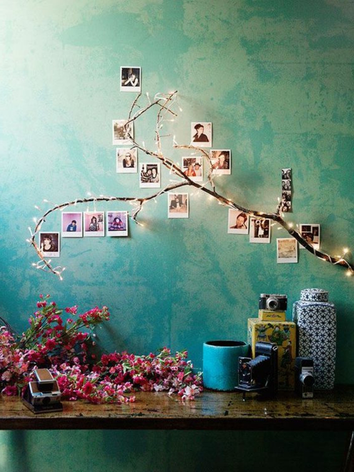 mur bleu avec collage de photos, encadré en forme d'arbre