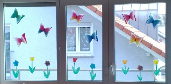 वसंत सजावट बनाने - बच्चों के साथ - फूलों और तितलियों के साथ सजावट खिड़की