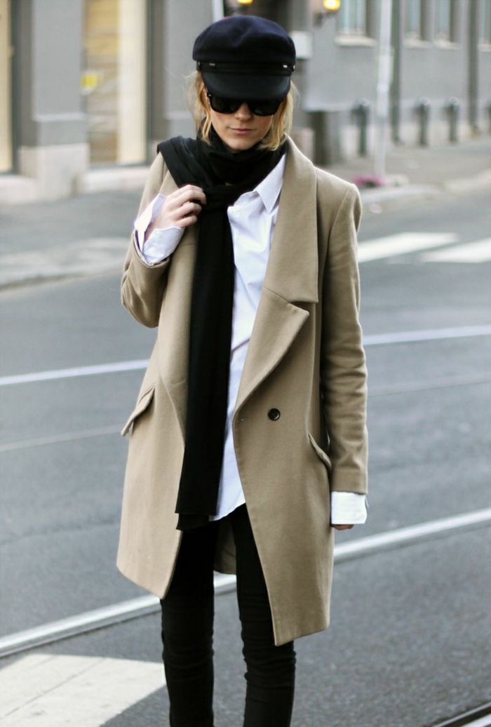 Français tenue d'hiver chic, noir Bonnet manteau beige