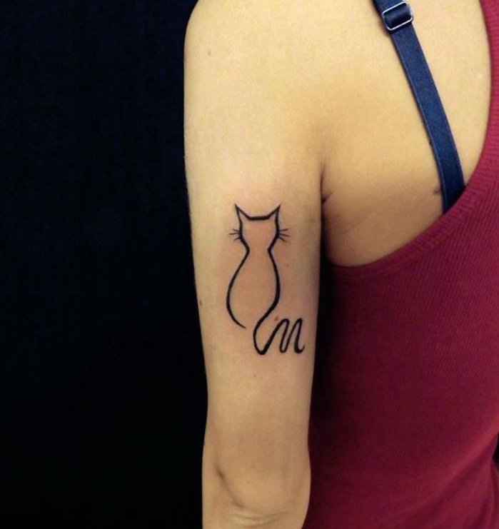 这是我们对女性非常喜欢的黑猫纹身的想法之一 - 一只带黑公鸡和黑雀的猫