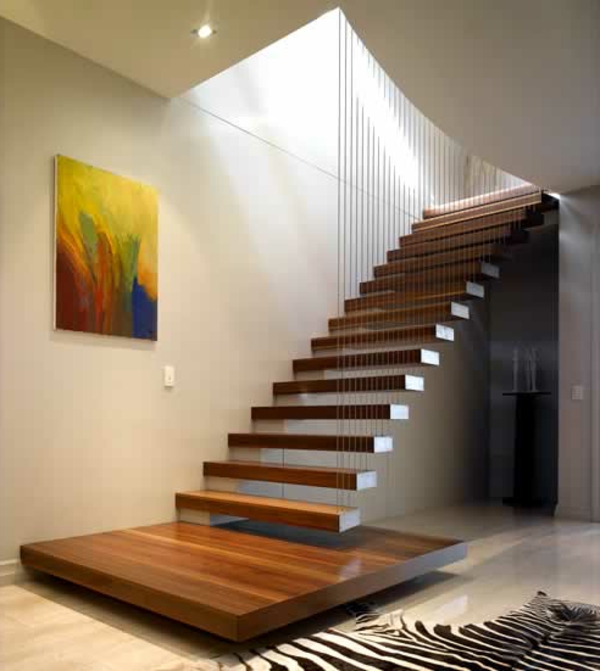 peintures colorées sur le mur et des escaliers en bois - escaliers flottant