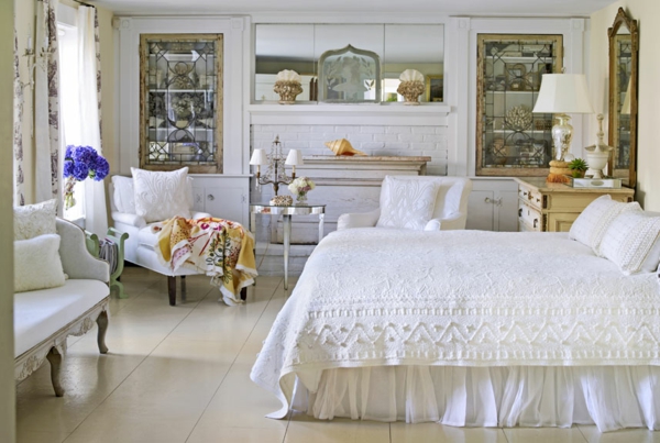 अंतर्देशीय घर शैली बेडरूम - दीवार पर सफेद कुर्सी और दर्पण