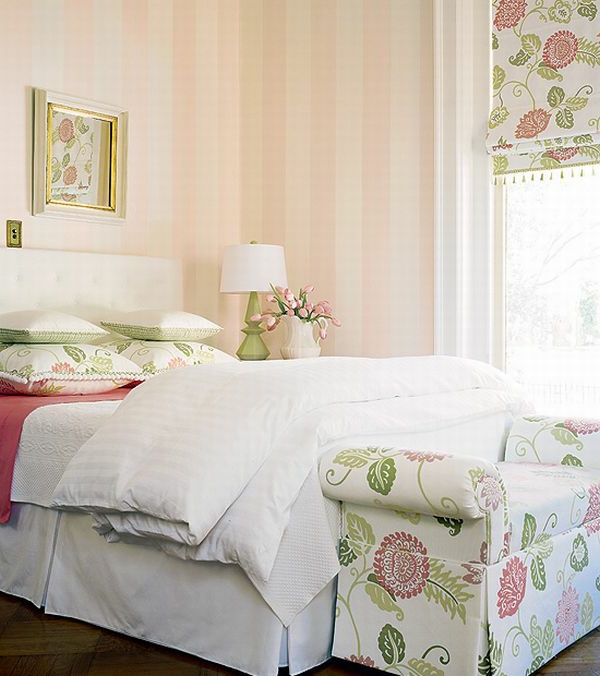 देश घर शैली बेडरूम - गुलाबी वॉलपेपर और उज्ज्वल अंधा