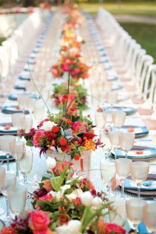 वसंत-शादी की मेज सजावट स्ट्रॉस चश्मे और नीले रंग की प्लेट