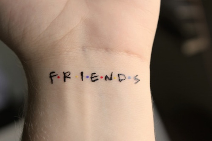 朋友 - 一个伟大的小手腕上的小纹身的想法