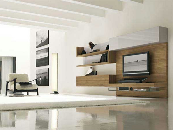 סלון מודרני עם ארון עץ ותמונות בשחור לבן