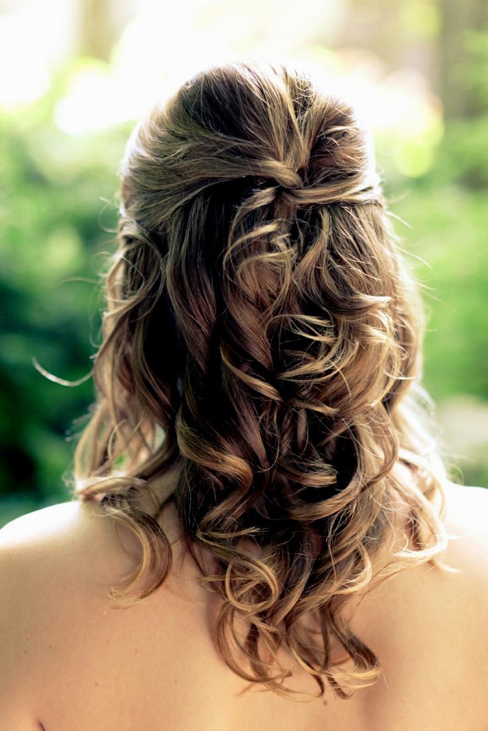 Κούμπες και πλεκτά μαλλιά στην κορυφή απλών χτενίσματα για το γάμο σας για να κάνετε τον εαυτό σας