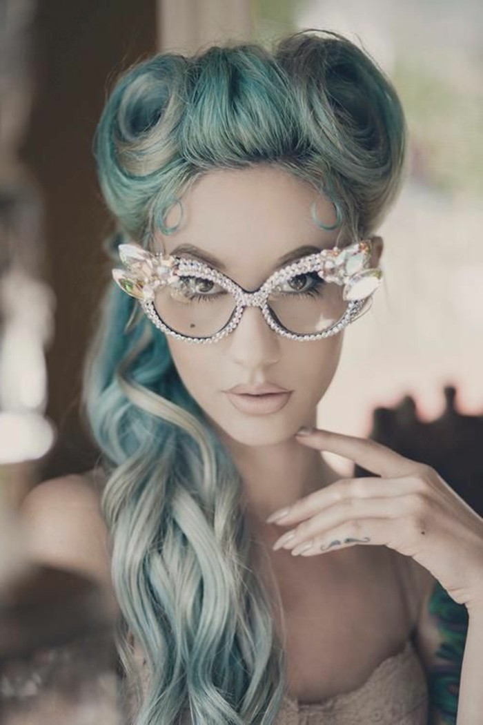 发型，女人长的蓝色头发摇滚比利造型
