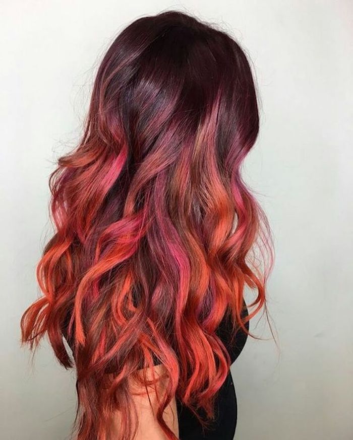 félhosszú, hosszú, göndör vörös hajú frizurák, ombre hatás, modern hajszínek