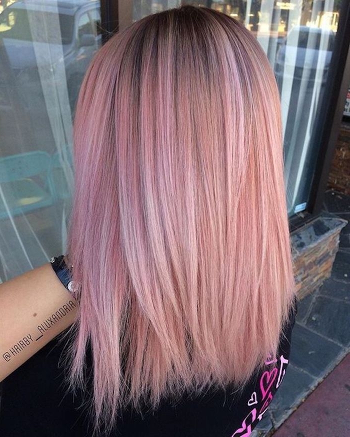 中等长度的发型，半身光滑的粉红色头发，理发