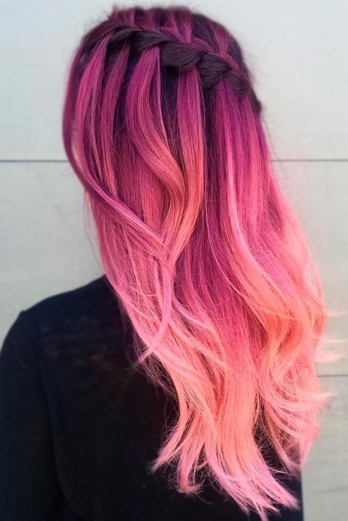 szép frizurák, fekete blúz, hosszú rózsaszín haj, fonat, ombre hatás, modern hajszín