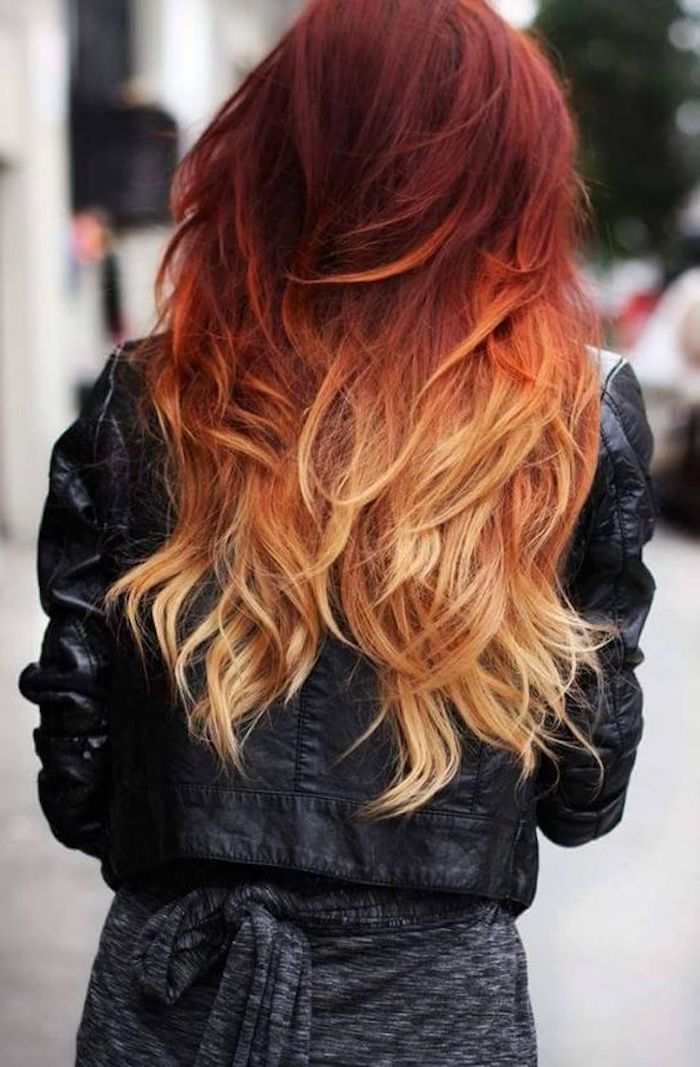 szép frizurák, fekete bőrdzseki, közepes hosszú vörös haj, ombre hatás, modern hajszínek