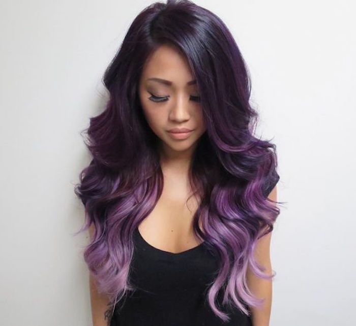 酷发型，长，卷曲，紫色头发，奥伯尔效果的女人