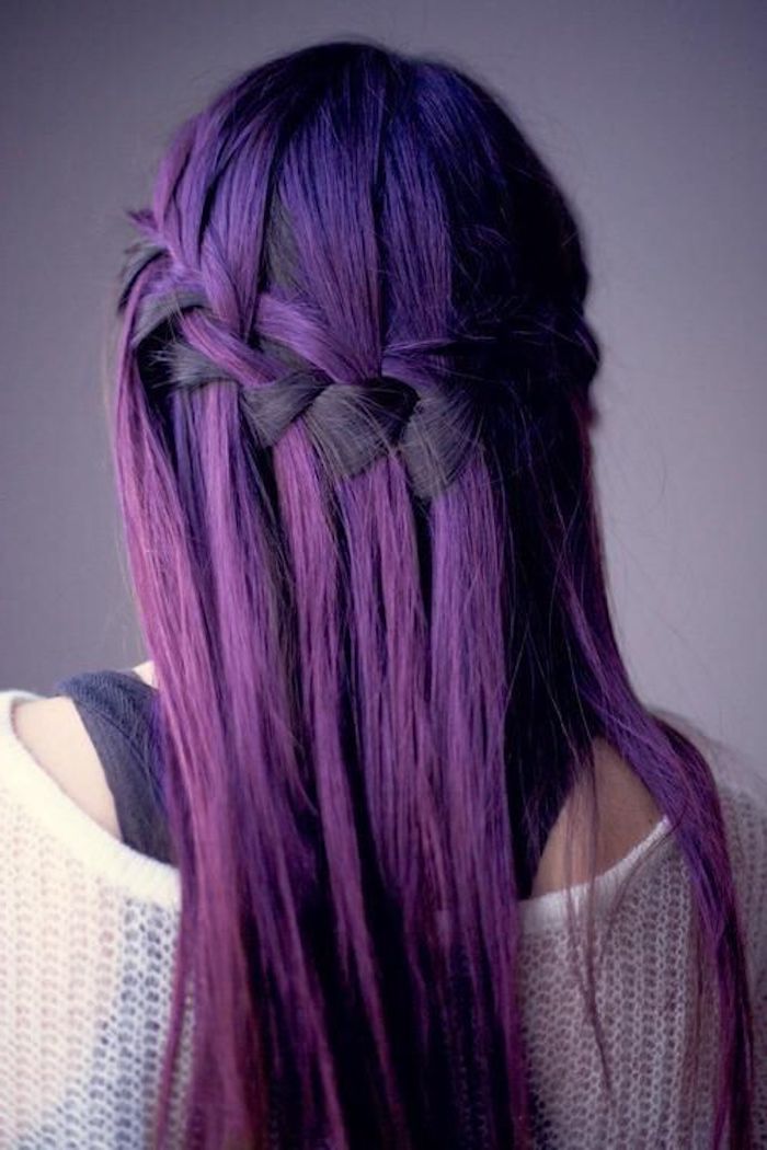 hűvös frizurák, modern hajszín, lila haj, zsinór