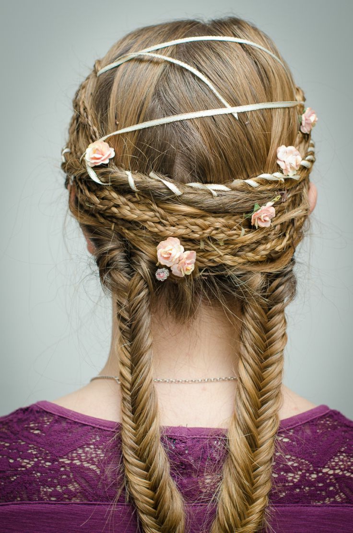 ξανθά μαλλιά με ροζ λουλούδια πλεγμένα με πολλές πλεξίδες και λευκή μπάντα - μεσαιωνικά χτενίσματα