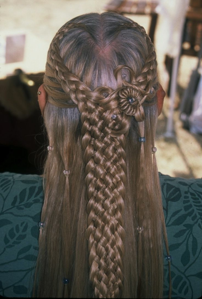 une tresse complexe de quatre parties, cheveux en forme de fleur - coiffure médiévale