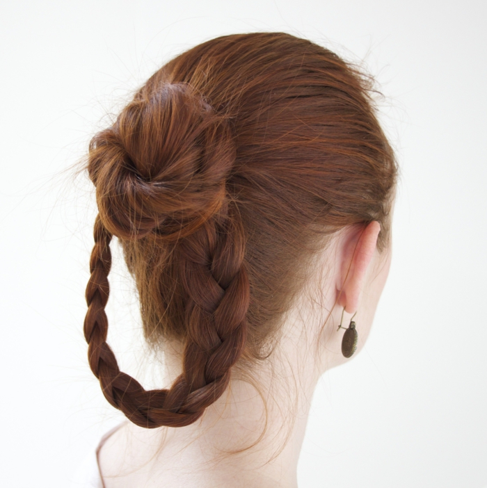 Cheveux roux très populaires redécouverts dans la coiffure du Moyen Age - belles coiffures tressées