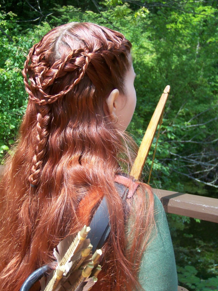 couleur de cheveux rouge, arc et flèches complexe de belles tresses, robe verte