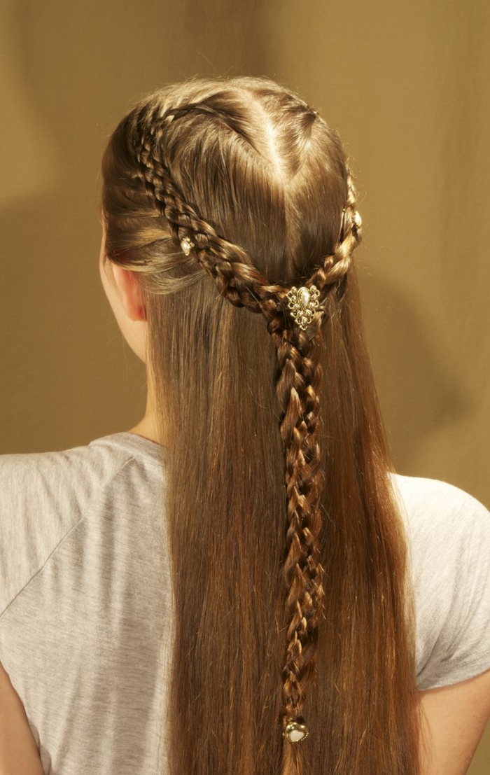 Braid όπως στεφάνι με διακόσμηση μαλλιών στη μέση και στο τέλος - μεσαιωνικά hairstyles