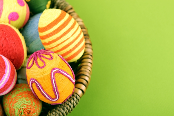नम्र-ईस्टर-रंगीन-अंडे-तस्वीर-से-टॉप-ले-सुपर प्यारा और शांत तस्वीर