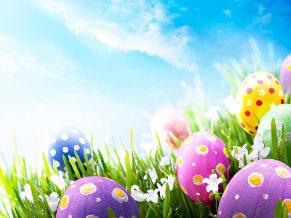 快乐的复活节，许多五颜六色的鸡蛋蓝色的天空