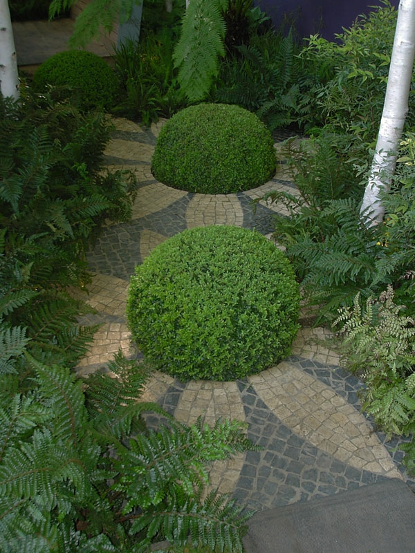 pienet kivilevyt ja puolipallon muoto mielenkiintoisen puutarhan suunnitteluun