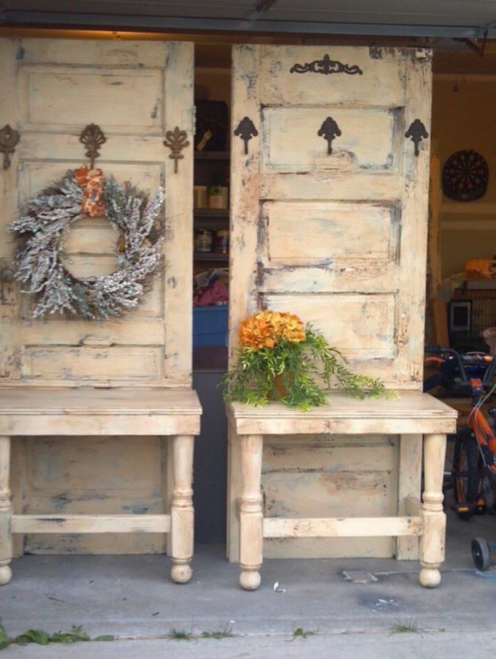 अलमारी-से-पुराने दरवाजे से दो की साथ-साथ डेको के- फूल बर्तन और पुष्पांजलि द्वारा