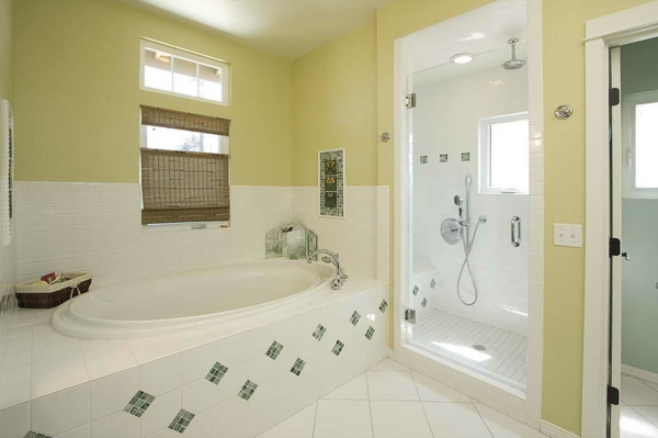 窗帘为小窗户为美丽的浴室设计白色浴缸