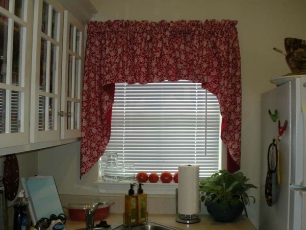 窗帘 - 小窗 - 舒适 - 厨房 - 设计 - 与白色百叶窗相结合