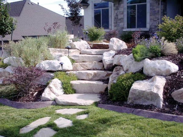 מדרגות אבן וצמחים בגינה - גינון בית מודרני