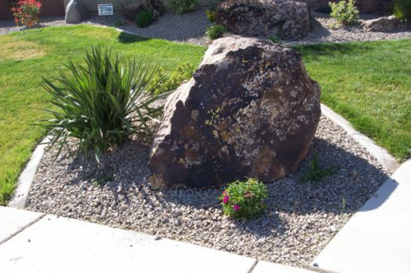diseño de jardín con una piedra decorativa