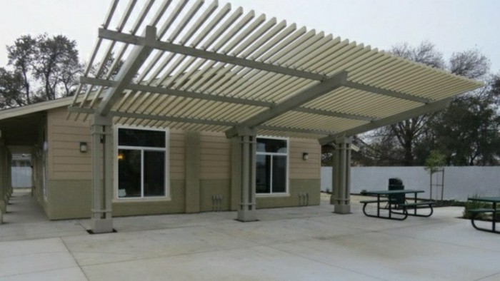 גן-פרגולה-מ-מתכת-גג החופה-betonfliesen1-לשנות את גודלן