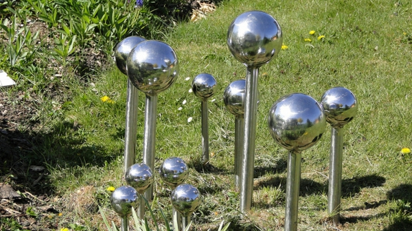 Vrt ukrašavanja nehrđajućeg čelika mnogo lopti na travi