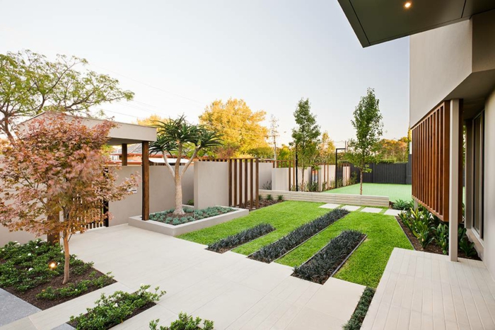 minimalistinen puutarha talon vieressä minimalistisessa tyylissä