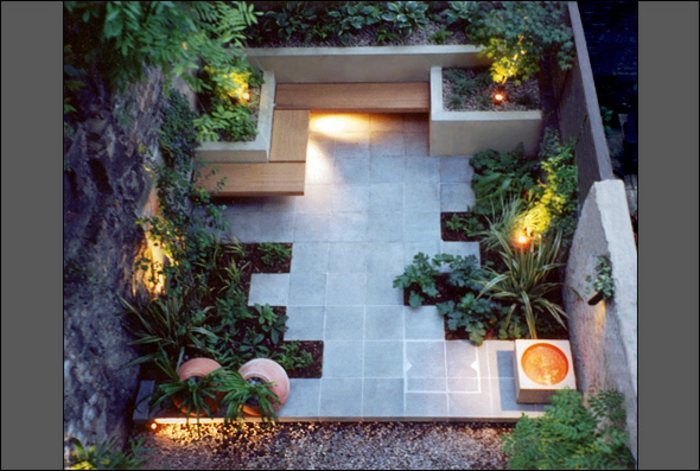 minimalistinen puutarha, jossa on monia helppohoitoisia kukkapenkkejä, oleskelualue