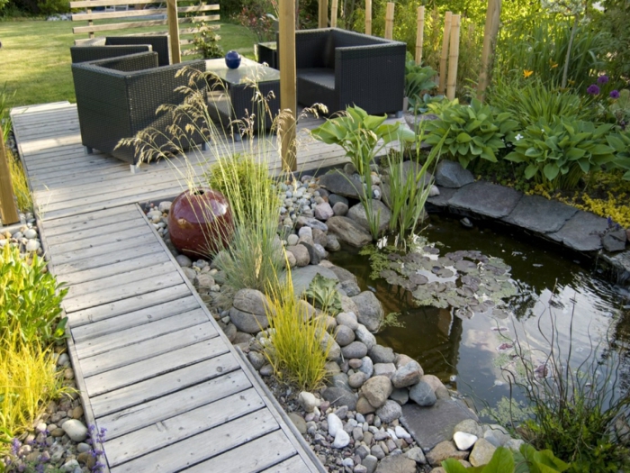 un estanque lleno de nenúfares muebles de jardín modernos una valla de bambú, decoración de la bola