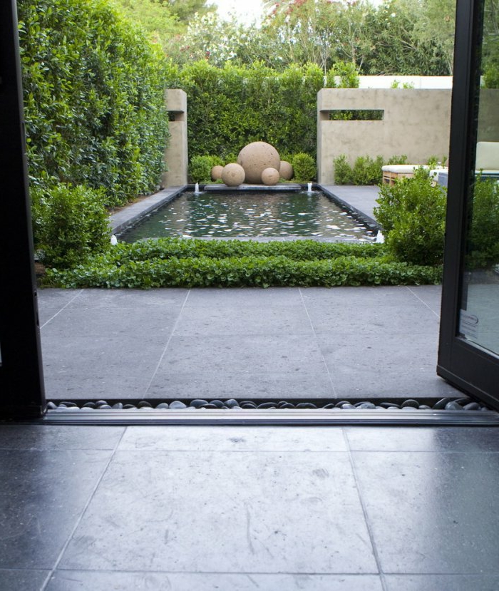 Moderni puutarhan muotoilu on vesiominaisuus, jossa on neljä suihkulähdettä kulmissa