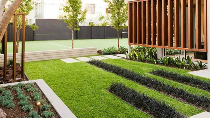 लॉन पर आधुनिक उद्यान डिजाइन हरे और काले घास