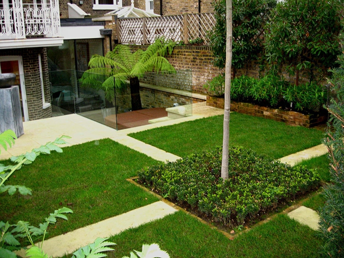 cuatro superficies de hierba en forma geométrica con el árbol en el medio - diseño de jardín moderno