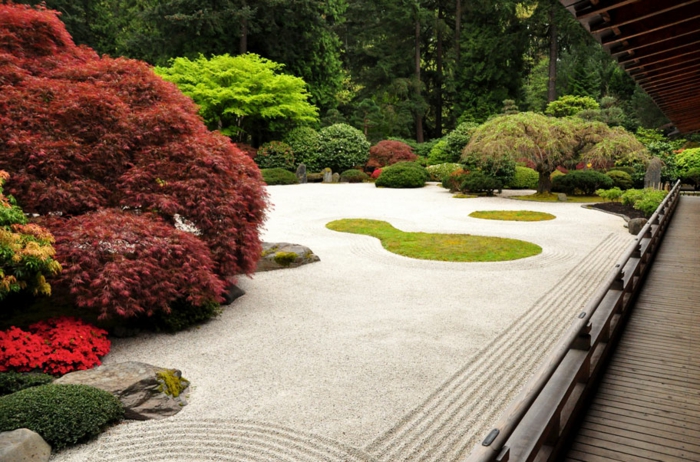 Hiekkaa lattiamateriaalina ja paljon bonsai puita eri väreissä - moderni puutarhan muotoilu