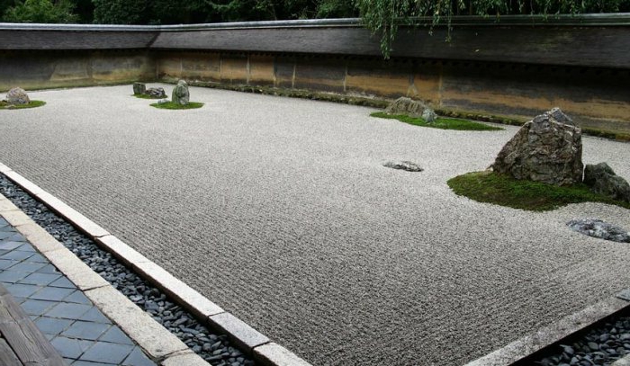 arena gris, piedras grandes y musgo verde - un diseño de jardín moderno